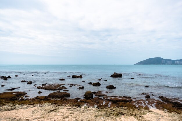 Plage de corail sauvage par temps nuageux.