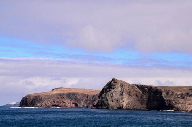 Plage de la côte de lave sèche dans l'océan Atlantique