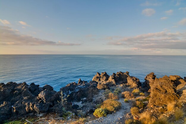 Plage de la côte de lave sèche dans l'océan Atlantique