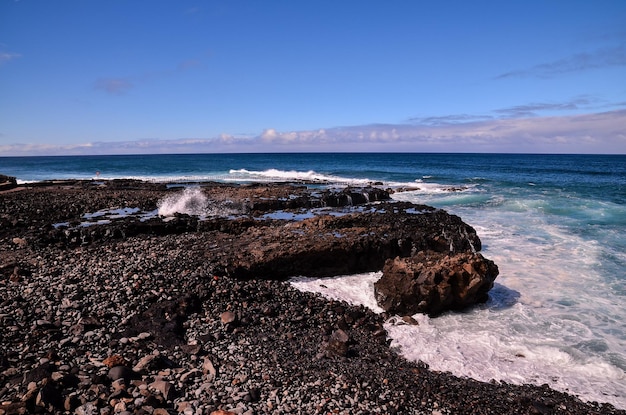 Plage de la côte de lave sèche