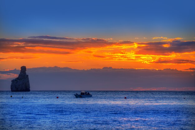 Plage de coucher de soleil d&#39;Ibiza Cala Benirras à San Juan aux Baléares