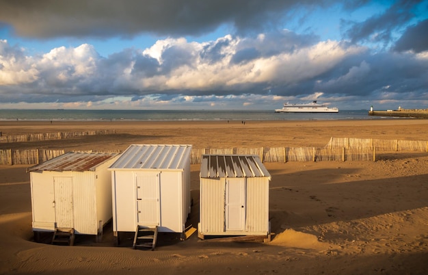 Plage dans le port de Calais en France