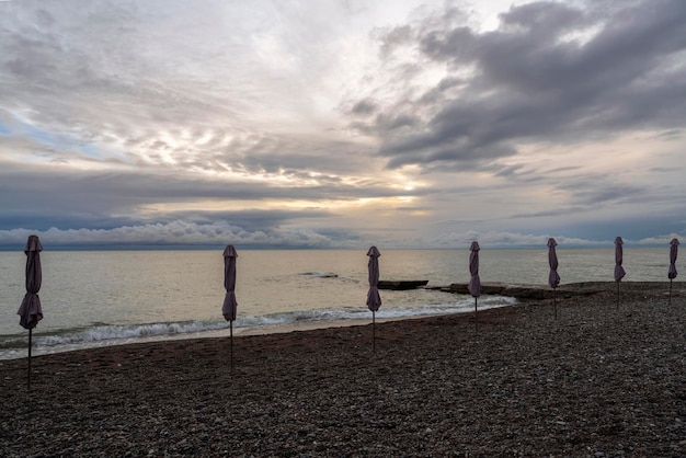 Plage déserte sur la côte de la mer Noire de Sotchi contre le ciel coucher de soleil Adler Territoire de Krasnodar Russie