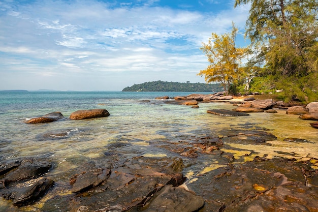 plage déserte sur une île tropicale - cambodge..