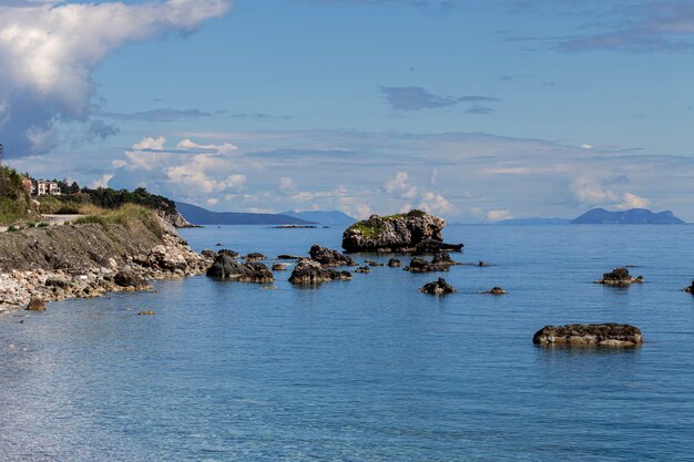 Plage déserte sur une journée ensoleillée de printemps île Ionienne Céphalonie Grèce