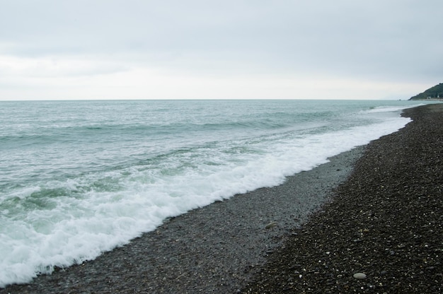 Plage déserte mauvais temps et mer calme hors saison