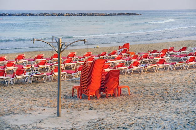 Plage déserte avec transats