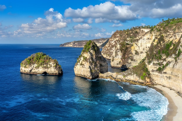 Plage de diamants dans l'île de Nusa penida, Bali en Indonésie.