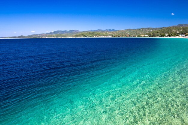 Plage dorée à la Grèce