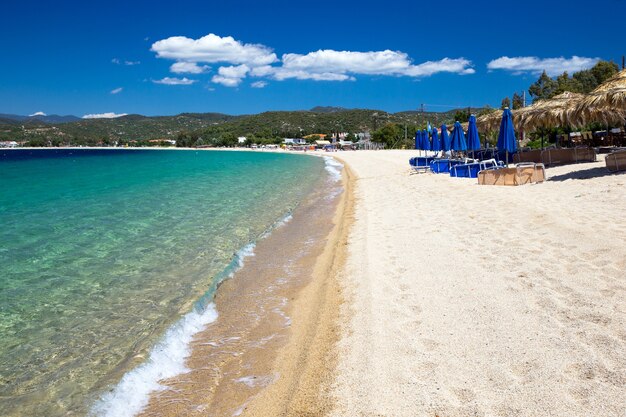 Plage dorée à la Grèce