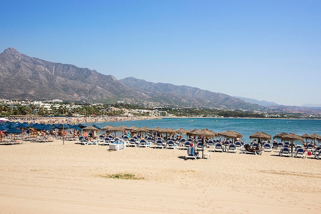 Plage du complexe de luxe de Puerto Banus (Espagne)