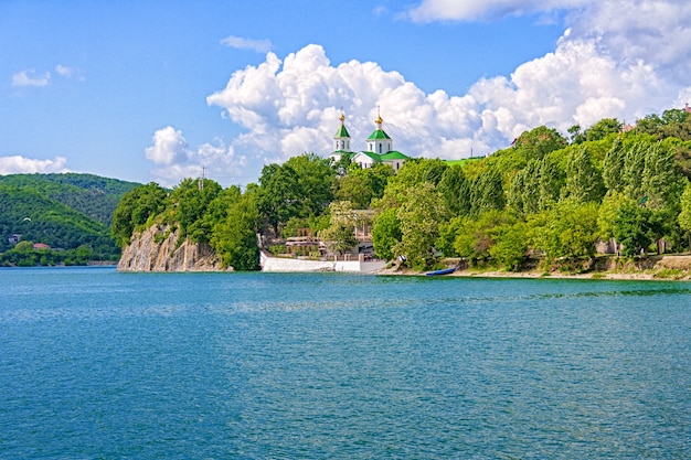 Plage du lac avec une église sur la rive