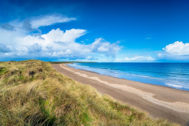 La plage et les dunes de sable de Dunmoran Strand