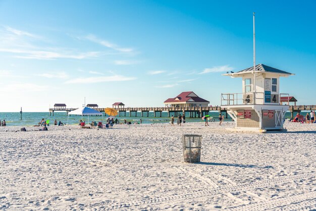 Une plage d'eau claire avec un magnifique sable blanc en Floride, aux États-Unis.