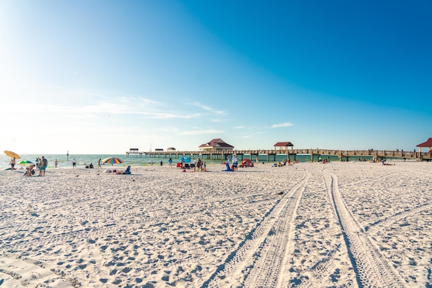 Une plage d'eau claire avec un magnifique sable blanc en Floride, aux États-Unis.