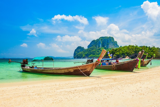 Plage d'eau claire en Thaïlande