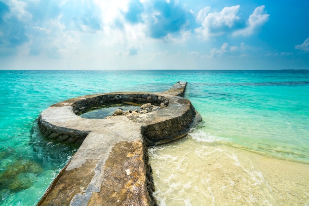 Plage avec de l&#39;eau transparente aux Maldives