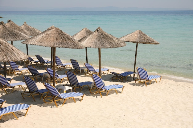 Plage ensoleillée vide