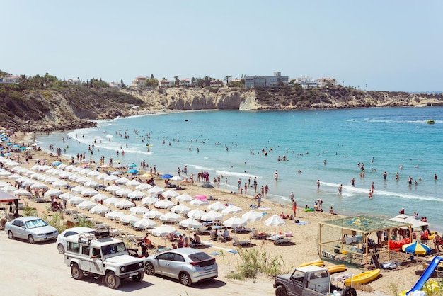 Plage d'été bondée Vue grand angle