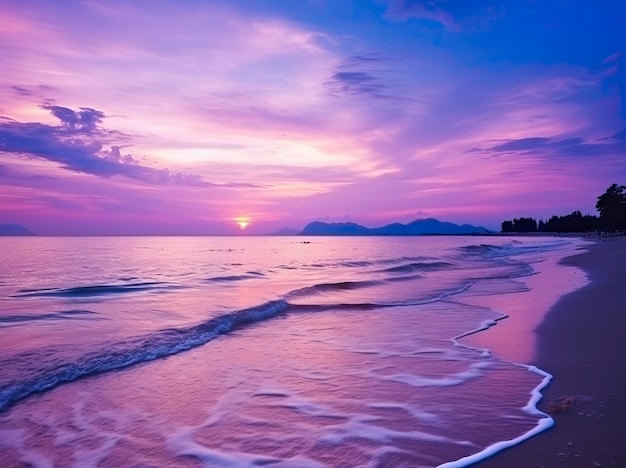 Plage d'été avec eau bleue et ciel violet au coucher du soleil