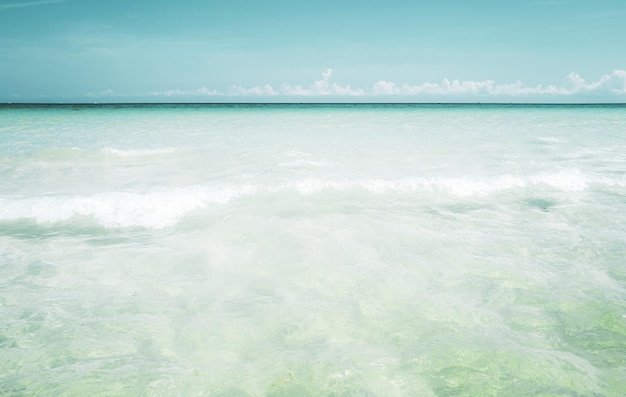 Plage d'été et lagon de mer et fond de voyage de vacances de plage de sable blanc