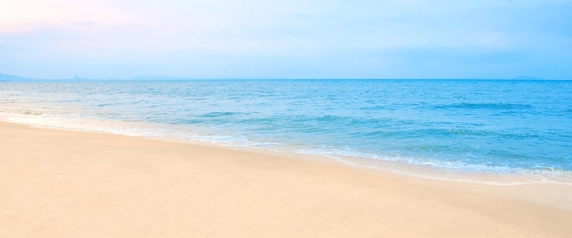 Plage d'été et merFond de plage