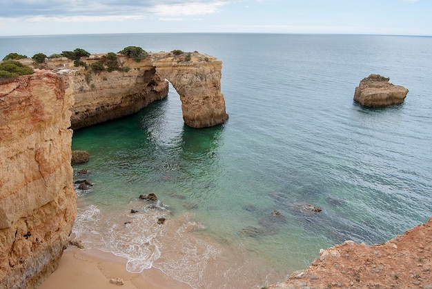 Plage et falaises d'Albandeira en Algarve Portugal