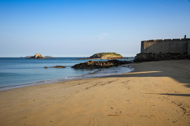 Plage de falaises et mer dans la ville de SaintMalo Bretagne France