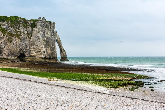 La plage et les falaises de pierre à Etretat, France, Normandie