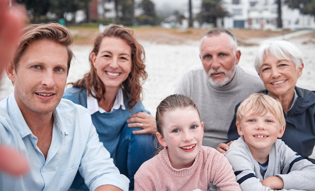 Photo plage familiale et sourire pour selfie ensemble pour des vacances ou des vacances de qualité en plein air parents heureux, grands-parents et enfant souriant pour une photo lors d'un voyage à l'océan en grèce