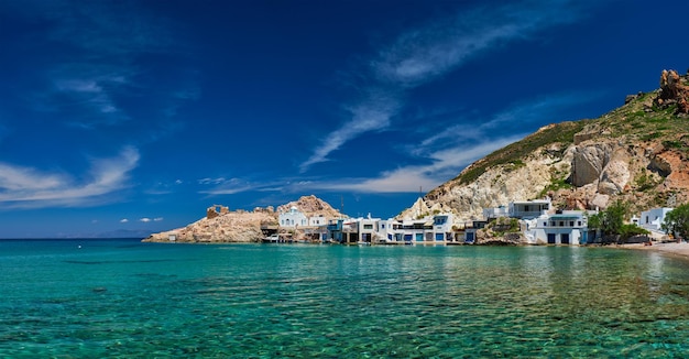 La plage de Firapotamos à Milos en Grèce