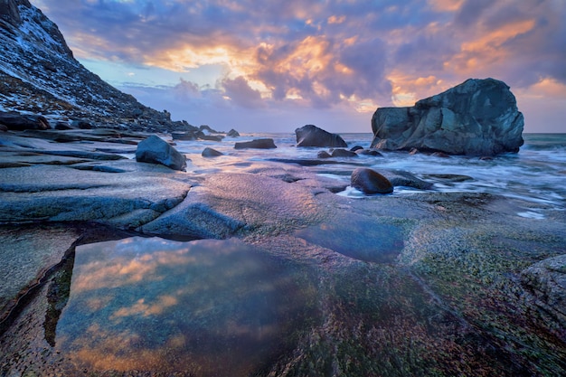 Plage de fjord en Norvège