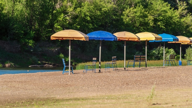 Une plage fluviale déserte. La photo a été prise sur la rivière Sakmara, près de la ville d'Orenbourg