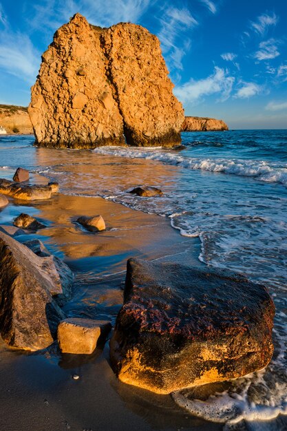 Photo plage de fyriplaka au coucher du soleil île de milos cyclades grèce