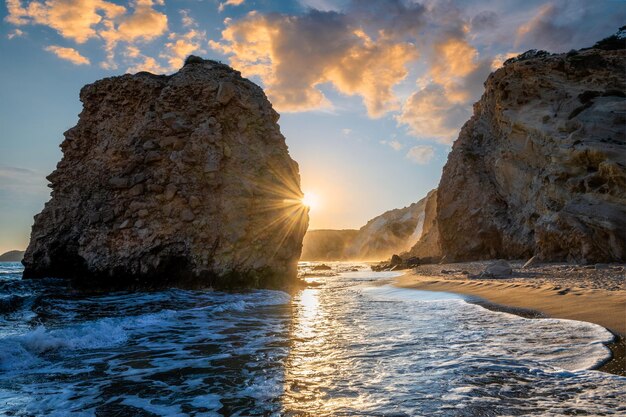 Plage de Fyriplaka au coucher du soleil île de Milos Cyclades Grèce