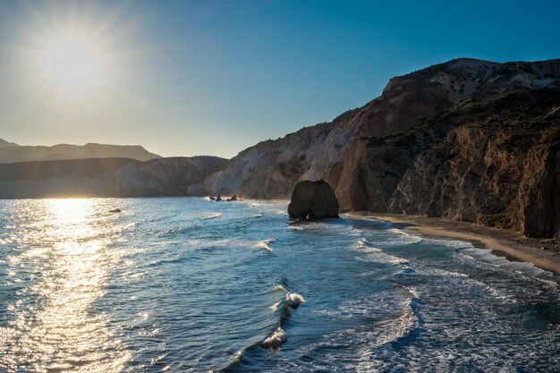 Plage de Fyriplaka au coucher du soleil île de Milos Cyclades Grèce