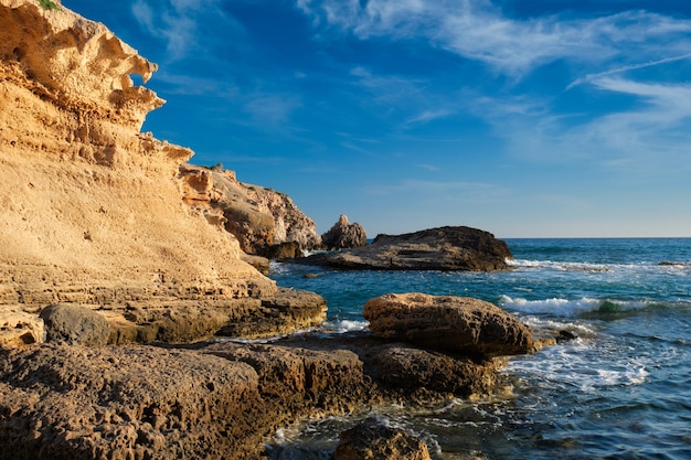 Plage de Fyriplaka au coucher du soleil île de Milos Cyclades Grèce