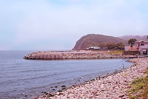 Plage de galets au bord de la mer du Japon