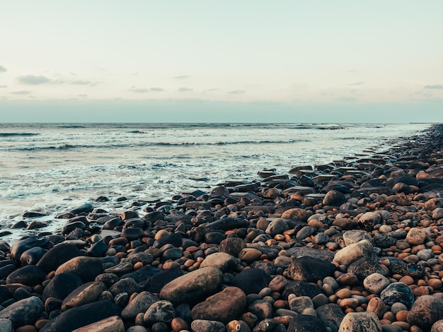 Plage de galets au coucher du soleil