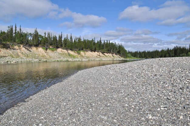 Plage de galets au nord de la rivière