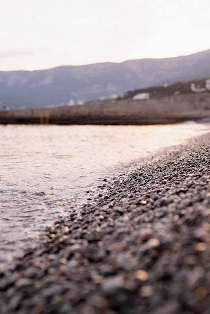 Plage de galets en Crimée et la mer, fond de nature. Mettre l'accent sur l'arrière-plan