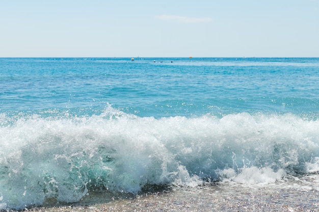 Plage de galets à l&#39;eau de mer azurée