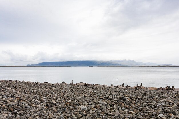 Plage de galets avec pyramides de pierre à Reykjavik