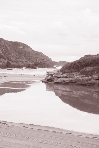 Plage de Galizano en sépia noir et blanc, Santander, Espagne