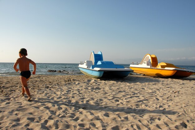 Photo plage, garçon et pédalos