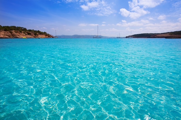 Plage Ibiza Cala Bassa avec Méditerranée turquoise