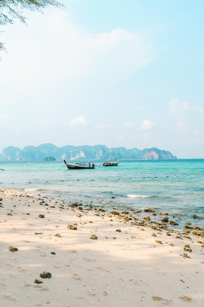 Plage sur une île tropicale l'après-midi