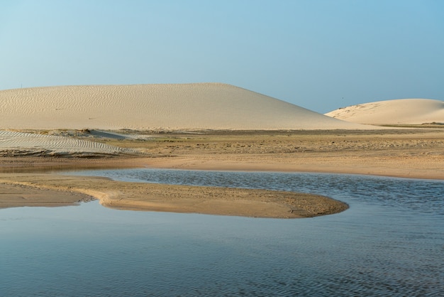 Plage de Jericoacoara Ceara Brésil Dunes éclairées par le soleil du matin