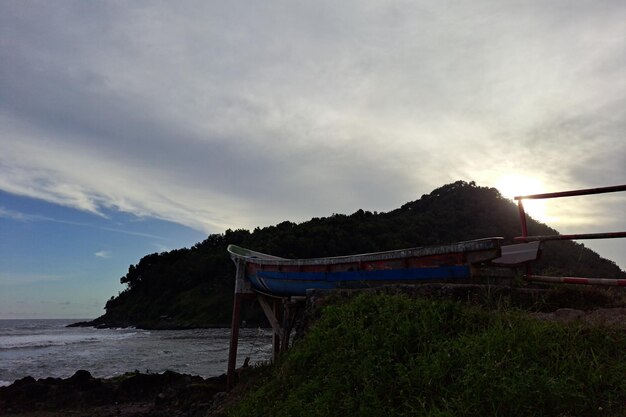 Plage de Karang Bolong (Pantai Karang Bolong) à Kebumen, Indonésie