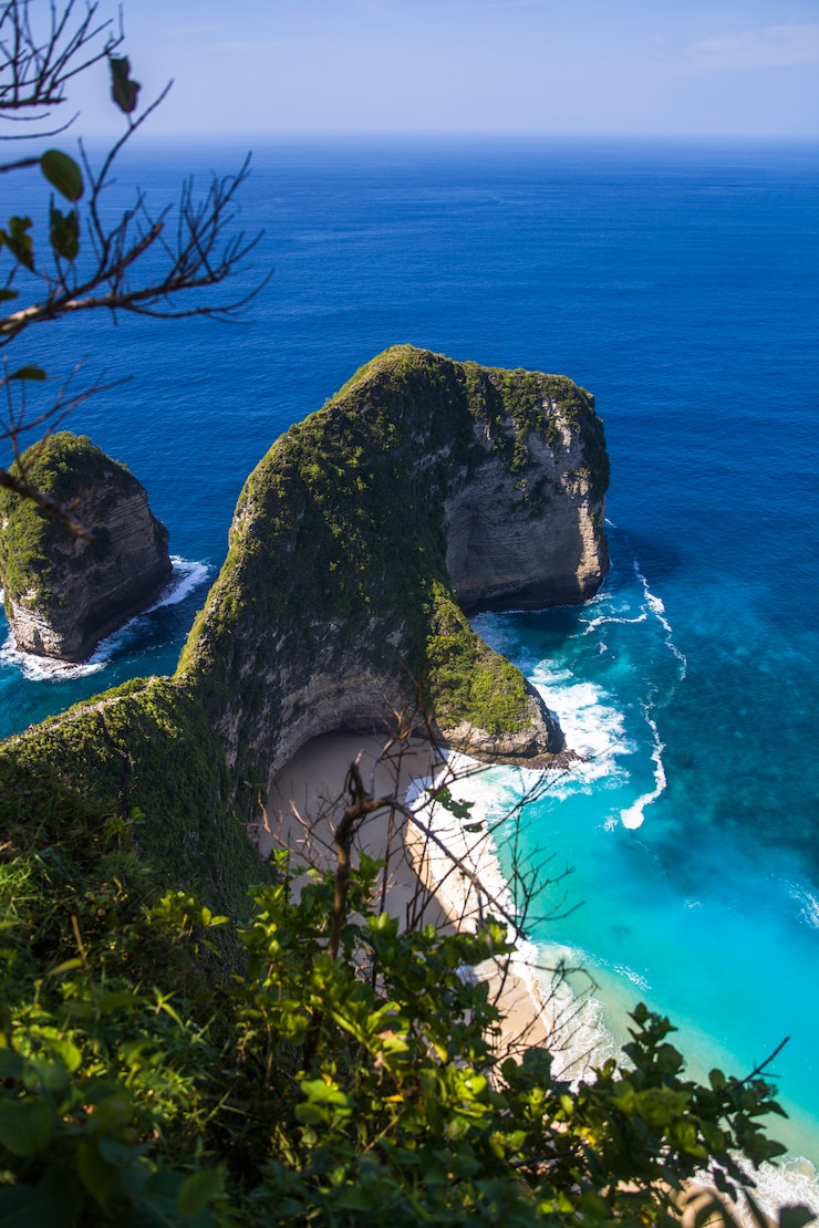 Photo plage de kelingking sur l&#39;île de nusa penida en indonésie